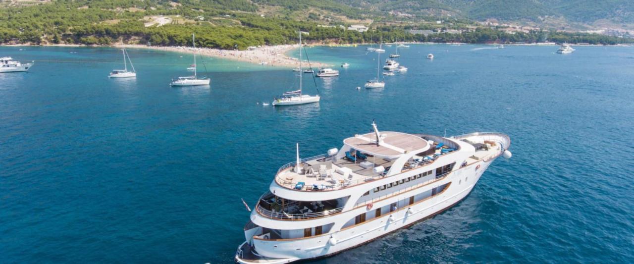 Apartments & Restaurant Galeb Marusici  外观 照片