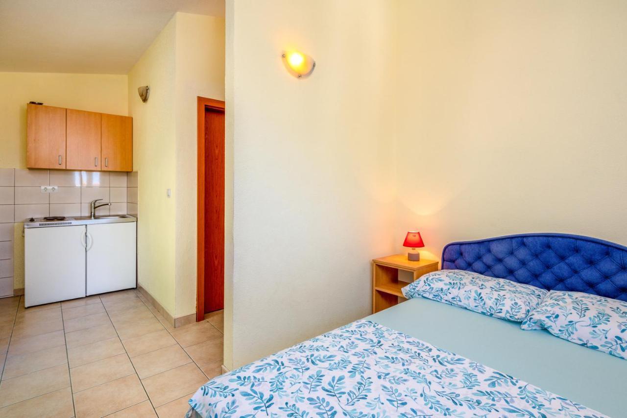 Apartments & Restaurant Galeb Marusici  外观 照片