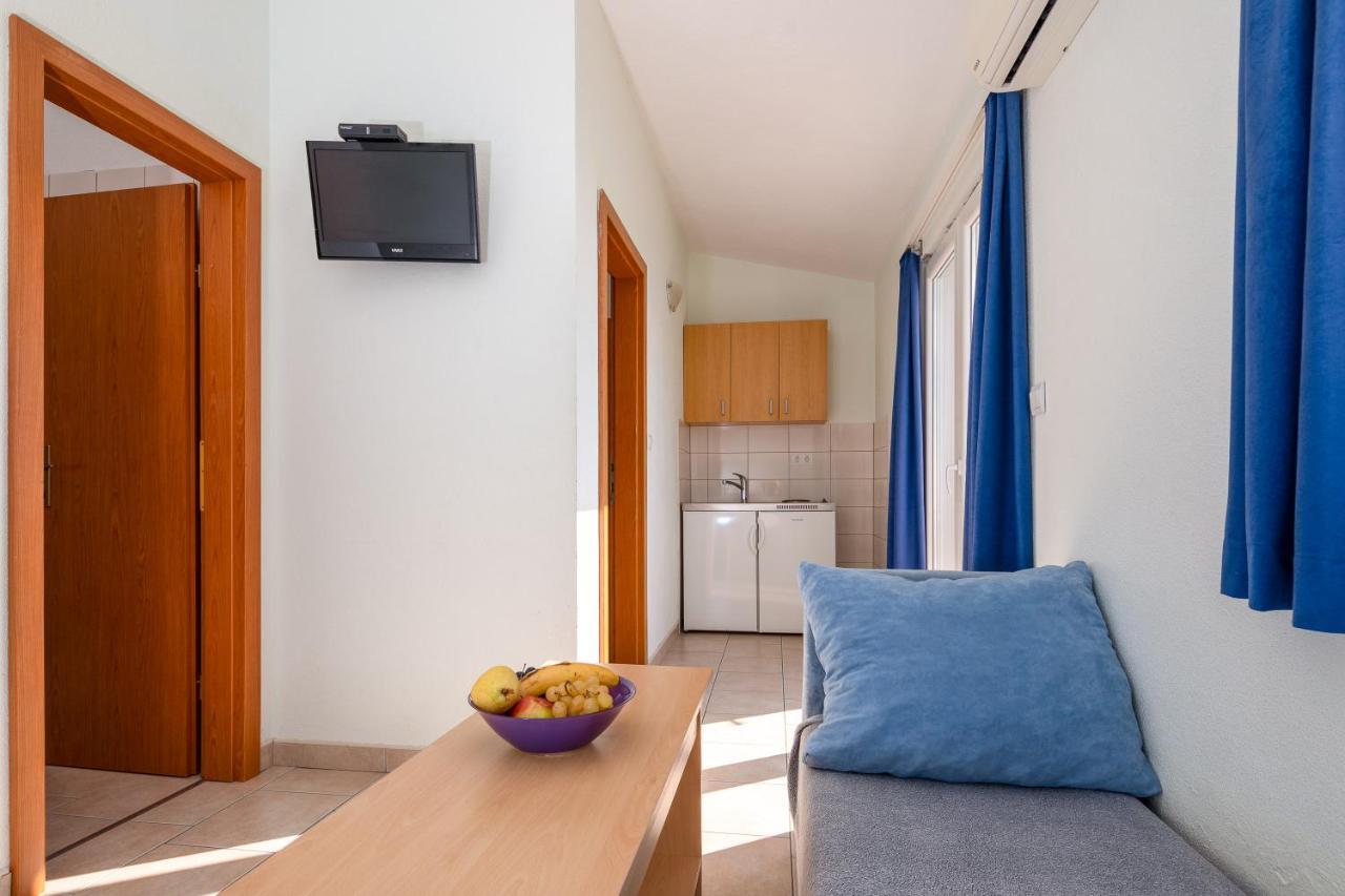 Apartments & Restaurant Galeb Marusici  外观 照片